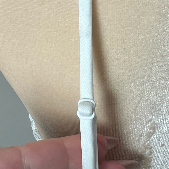 Gorgeous off white lace tank with criss cross front - Picture 4 of 7